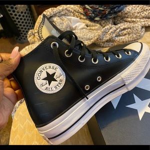 NEVER WORN PLATFROM LEATHER PLATFORM CONVERSE.